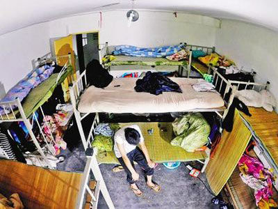 杭州60平米群租房内住8人 租客:比北京幸运