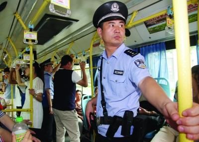 南京警方全副武装登上公交车。