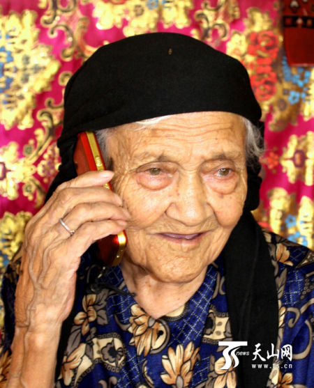 新疆疏勒县:世界最长寿的128岁老人耍酷玩手机