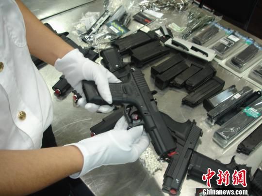 深圳皇岗海关7个月查仿真枪案50宗 为去年同期
