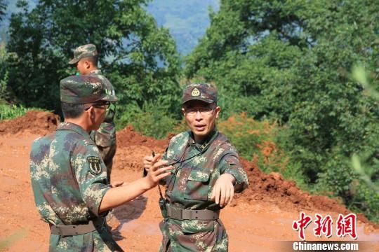 第二炮兵鲁甸抗震救灾部队团长肖权:开路先锋_新浪新闻