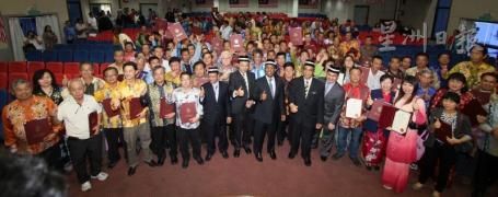 大马霹雳州145位华人村长接委任状 首现11女村长