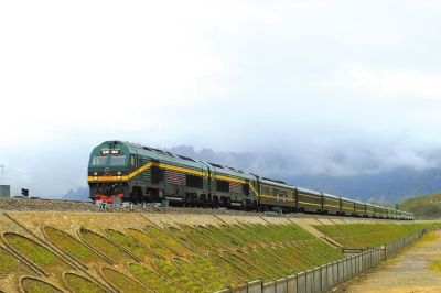 拉萨至日喀则铁路开通运营 每米铁路造价超5万
