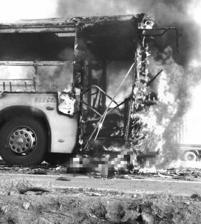 烟台一公交车遭人故意纵火