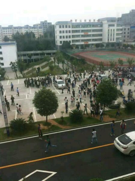 湖南龙山1所中学师生与军训教官冲突42人受伤