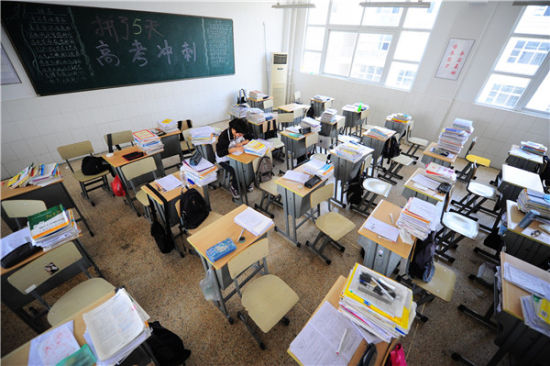 （资料图片）江苏扬州市，高考来临前夕，扬大附中东部分校内高三年级的课桌上满是备战高考的复习资料。图 CNSPHOTO