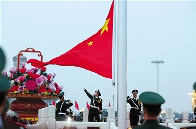 6时10分，国旗护卫队升旗手高红甫将国旗抛向天空。特约记者 李光印 摄