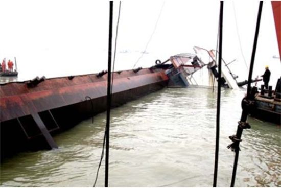 2012年2月2日湖北省监利县籍“三洲666号”运砂船在东洞庭湖小山塘水域侧翻的处置现场。 