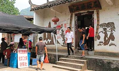 游客在刘三姐故居参观。澎湃新闻记者 王辰 图