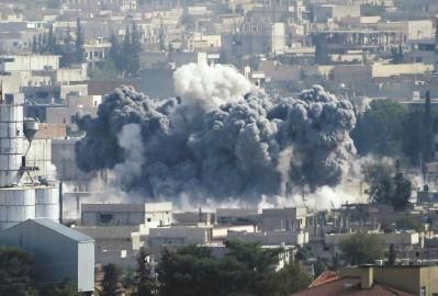 10月13日,叙利亚城镇科巴尼遭空袭后升起浓烟.