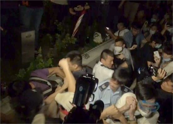 3名警察在逮捕一名嫌疑人时，遭到数百示威人士阻拦