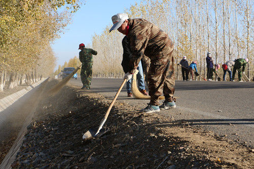 十师一八六团中学为养护路星期天义务修路基