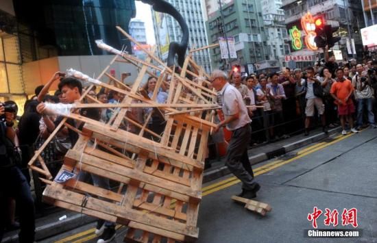 10月22日，香港违法“占领中环”行动进入第25日。当天下午，有市民自发到旺角的占领区清除路障。 中新社发 谭达明 摄