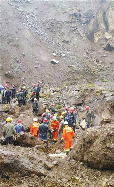 云南山体滑坡9人被埋