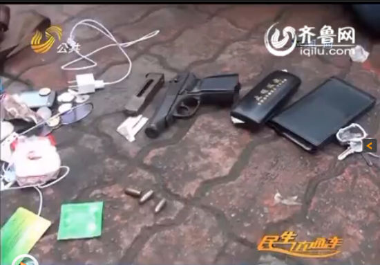 济宁一男子持六四手枪入住宾馆 被民警追击按