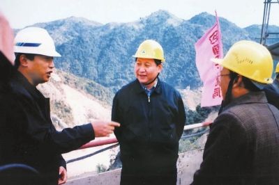 　一九九九年十一月，时任福建省委副书记、代省长习近平在棉花滩水电站调研。 2014年，是新中国成立65周年。