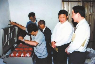 一九九六年五月，时任福建省委副书记习近平在长汀县察看精制茶叶加工厂。