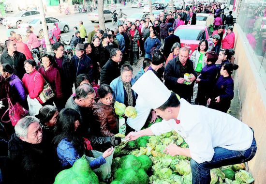 上千市民领到爱心茴<em>子白</em>_新浪新闻