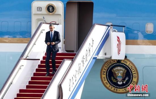 11月10日，美国总统奥巴马抵达北京首都机场，将参加APEC领导人非正式会议。中新社发 张浩 摄
