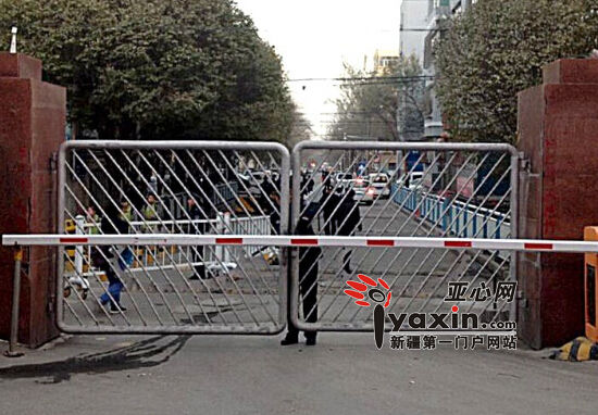 乌鲁木齐一小区为孩子上学安全锁大门 车主迟