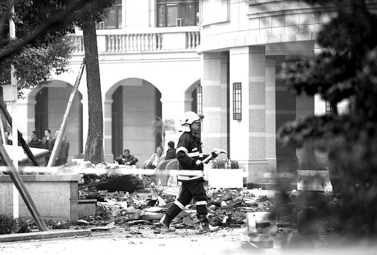 四川郫县一飞机坠毁 超7人受伤