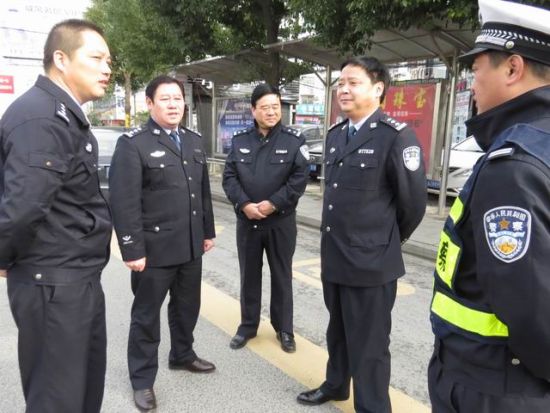 浠水县副县长,公安局长吴孝飞部署城区交通安全宣传整治专项行动