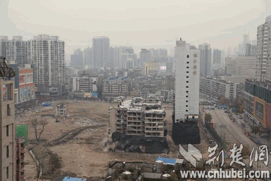 武汉77米银丰宾馆爆破拆除成功 刷新江城爆破