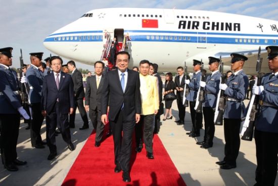 12月19日,中国国务院总理李克强抵达曼谷,出席大湄公河次区域经济合作领导人第五次会议。记者庞兴雷摄 12月19日,中国国务院总理李克强抵达曼谷,出席大湄公河次区域经济合作领导人第五次会议。记者庞兴雷摄