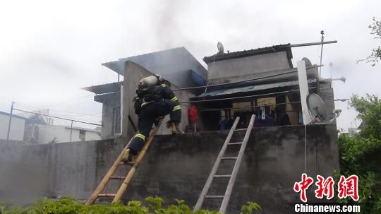 福州一民房失火消防员冲入火场救出三名孩子
