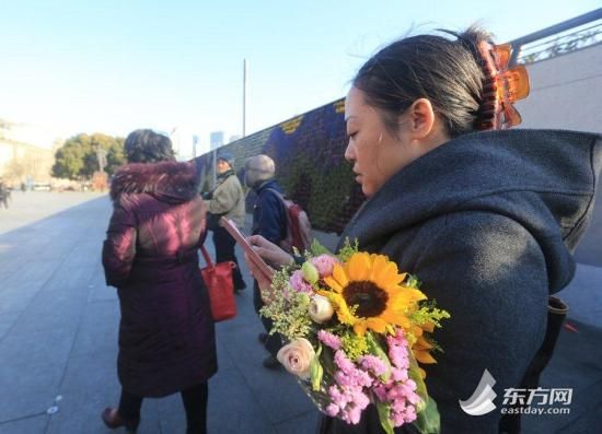 2015年1月1日，外滩陈毅广场，已有上海市民陆续自发前来为在踩踏事件中的死伤者献花祈福。