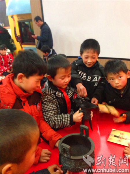 30名留守儿童到湖北省博物馆感受传统文化_新