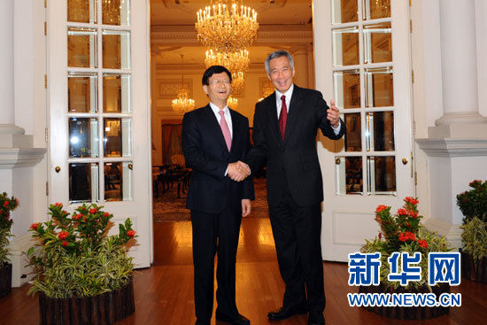 2月10日，新加坡总理李显龙（右）在新加坡会见习近平主席特使、中共中央政治局委员、中央政法委书记孟建柱。新华社发（邓智炜摄）