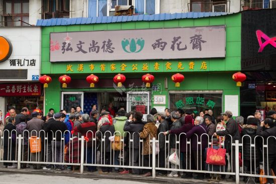 武汉千万富翁沉迷赌博家破人亡 醒悟开免费素