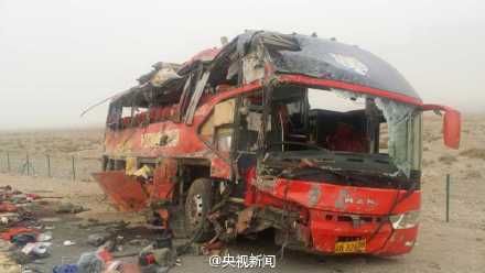 新疆巴楚境内1辆客车侧翻致22死38伤