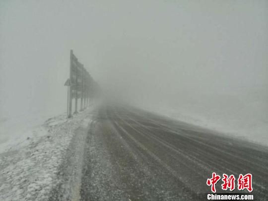 新疆北部现风交雪恶劣天气 多地能见度不足1