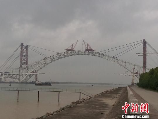 中国最大公路钢桁系杆拱桥横琴二桥主拱合拢