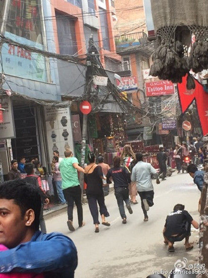 武汉女游客亲历尼泊尔地震微博直播 大赞中国