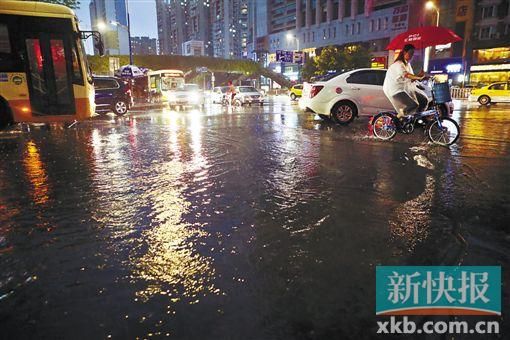 昨天,天河区中山大道西华景新城路口积水严重。 新快报记者 宁彪/摄