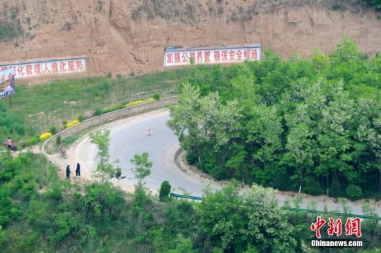 5月16日,陕西淳化县的旅游大巴坠崖事故原因初步调查为车辆弯道操作