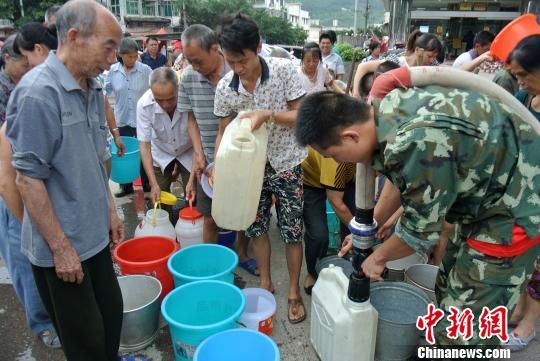 强降雨致广西恭城饮水难民众提桶打水排长龙