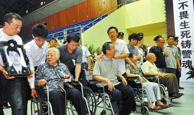      6月12日，薛永清烈士亲属在追悼会现场。新华社发