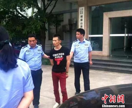 追踪:四川峨眉山逃逸司机被抓获 商务车系被盗