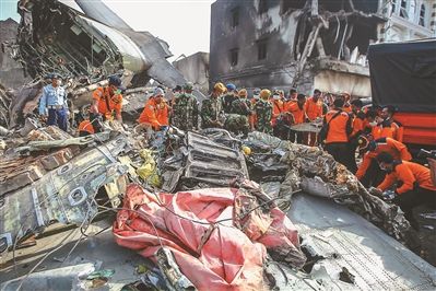 据印度尼西亚媒体7月1日报道,印尼空军运输机坠毁事故已经造成141人