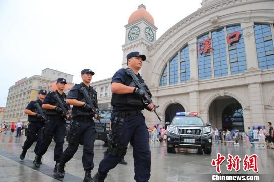 武汉警方开展夏季街头武装巡控提升城市安全感