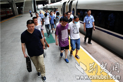 武汉铁路警方成功规劝5名在逃人员投案自首