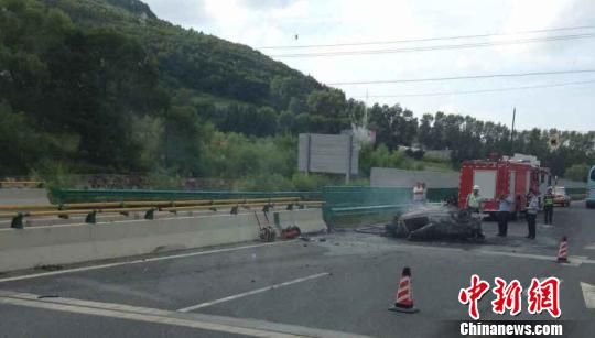 黑龙江哈牧高速一辆轿车撞隔离带后起火致5人死亡 网友提供 摄 黑龙江哈牧高速一辆轿车撞隔离带后起火致5人死亡 网友提供 摄