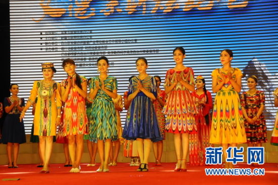 “艾德莱斯女神”前六甲,右三为冠军得主阿依古丽。(新华网 王俊景 摄) “艾德莱斯女神”前六甲,右三为冠军得主阿依古丽。(新华网 王俊景 摄)