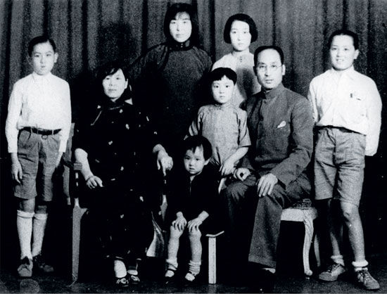  抗战前夕，阎宝航夫妇与子女们在南京合影。