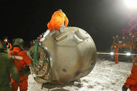 “神舟”四号飞船在内蒙古中部预定区域着陆(新浪读书配图) “神舟”四号飞船在内蒙古中部预定区域着陆(新浪读书配图)