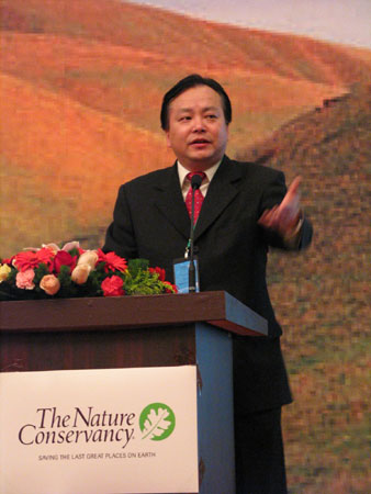 图文:阿拉善SEE生态协会秘书长杨平发言